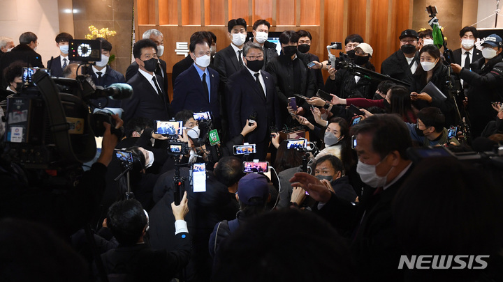 [서울=뉴시스] 김선웅 기자 = 조원진 우리공화당 대표가 24일 서울 서대문구 세브란스병원 신촌장례식장에 마련된 전직 대통령 故 전두환 씨 빈소에서 조문을 마친 후 입장을 말하고 있다. (공동취재사진) 2021.11.24. photo@newsis.com