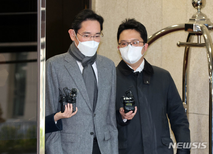 [서울=뉴시스] 고범준 기자 = 이재용 삼성전자 부회장이 미국 출장 일정을 마치고 24일 오후 서울 강서구 서울김포비즈니스항공센터를 통해 귀국하고 있다. 삼성전자는 23일(현지시간) 반도체 위탁생산(파운드리) 신규 생산라인을 미국 텍사스주 테일러시에 짓겠다고 발표했다. 건설·설비 등 예상 투자 규모는 170억 달러(약 20조 원)로, 삼성전자의 미국 투자 중 역대 최대 규모다. 2021.11.24. bjko@newsis.com