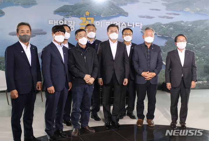 [합천=뉴시스] 전진환 기자 = 문재인 대통령이 24일 경남 합천댐 물문화관에서 열린 합천댐 수상태양광 발전개시 관련 열린 간담회에 참석해 지역주민 및 전문가들과 기념촬영을 하고 있다 2021.11.24. amin2@newsis.com