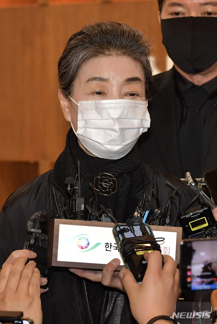 [서울=뉴시스] 김선웅 기자 = 박근령 전 육영재단 이사장이 24일 서울 서대문구 세브란스병원 장례식장에 마련된 전직 대통령 故 전두환 씨의 빈소에서 조문을 마친 후 입장을 말하고 있다. (공동취재사진) 2021.11.24. photo@newsis.com