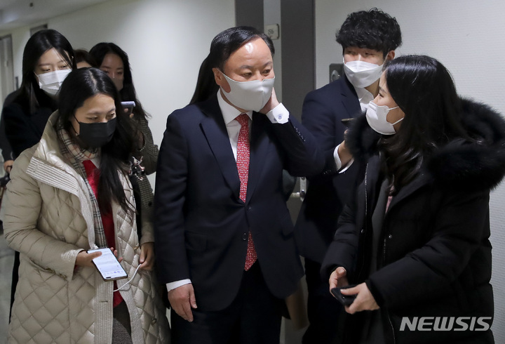 [서울=뉴시스] 국회사진기자단 = 김재원 국민의힘 최고위원이 24일 오후 서울 종로구에 위치한 김종인 전 비상대책위원장의 사무실에서 김 전 비대위원장과의 회동을 마친 뒤 취재진의 질문을 받고 있다. 2021.11.24. photo@newsis.com