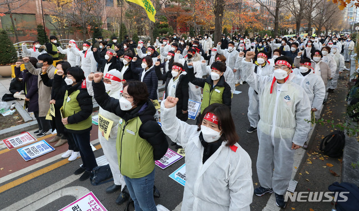 [서울=뉴시스] 박미소 기자 = 나순자 전국보건의료산업노동조합 위원장과 강은미 정의당 의원을 비롯한 노조원들이 24일 오후 서울 영등포구 여의도 국회의사당 인근에서 열린 공공의료 확충과 보건의료인력 확충을 위한 예산 증액을 요구하는 집회에서 손피켓을 들고 임을위한행진곡을 부르고 있다. 2021.11.24. misocamera@newsis.com