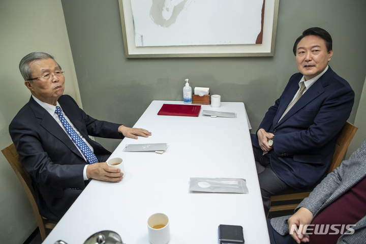 [서울=뉴시스] 국회사진기자단 = 윤석열 국민의힘 대선후보와 김종인 전 비상대책위원장이 24일 서울 한 식당에서 만찬 회동을 하고 있다. 2021.11.24. photo@newsis.com