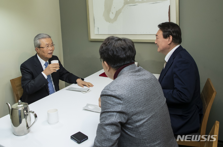 [서울=뉴시스] 국회사진기자단 = 국민의힘 김종인 전 비상대책위원장이 24일 서울 한 식당에서 윤석열 대선후보의 만찬 회동을 갖고 있다. 이날 만찬 회동 자리에는 권성동 사무총장이 함께 했다. 2021.11.24. photo@newsis.com