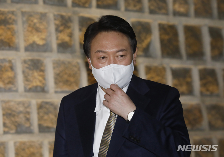 [서울=뉴시스] 고승민 기자 = 윤석열 국민의힘 대선후보가 24일 서울의 한 식당에서 김종인 전 국민의힘 비상대책위원장과 회동을 마친 뒤 취재진 질문에 답하고 있다. 2021.11.24. kkssmm99@newsis.com