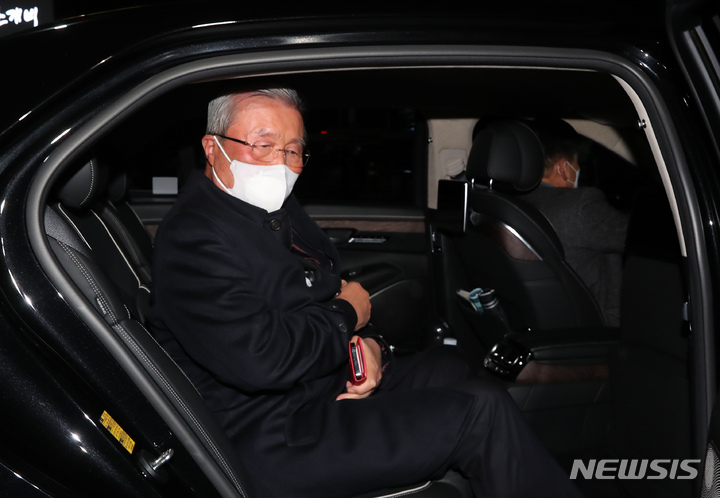 [서울=뉴시스] 고승민 기자 = 김종인 국민의힘 전 비상대책위원장이 24일 서울의 한 식당에서 윤석열 국민의힘 대선후보와 회동을 마친 뒤 차량에 탑승하고 있다. 2021.11.24. kkssmm99@newsis.com