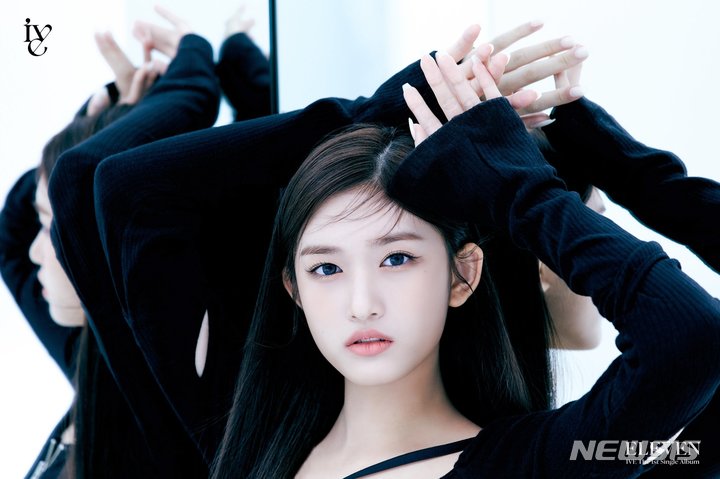 [서울=뉴시스] 6인조 신예 아이브, 멤버 '이서' 콘셉트 포토 공개 2021.11.25(사진=스타쉽엔터테인먼트 제공) photo@newsis.com*재판매 및 DB 금지
