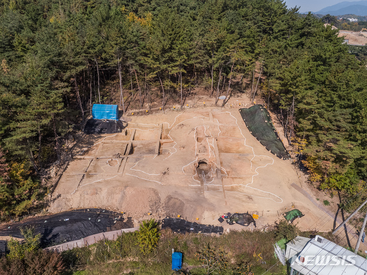 [창원=뉴시스] 경남 '창녕 퇴천리 토기가마터' 발굴조사 현장.(사진=경남도 제공) 2021.11.25. photo@newsis.com