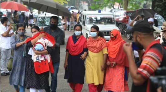 [서울=뉴시스]아누파마 찬드란(왼쪽 2번째)이 24일 법원 밖에서 자신의 아이를 안고 있다. 인도 케랄라주에서 딸이 낳은 아이를 아버지가 몰래 입양기관에 맡겨 자식과 1년 넘게 생이별해야만 했던 사건에 대해 인도 법원이 24일 아이를 친엄마에게 돌려보내라고 판결했다고 BBC가 보도했다. <사진 출처 : 힌두스탄 타임스> 2021.11.25