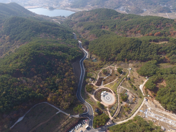 하늘에서 바라본 구례 지리산정원 진입도로 확·포장 모습. (사진=구례군청 제공) *재판매 및 DB 금지