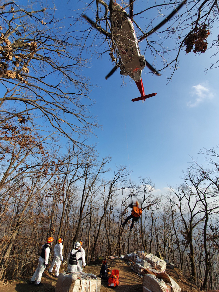 [천안=뉴시스] 119구조대원들이 천안시 동남구 광덕면에서 등산로 정비 중 다친 40대를 소방헬기를 이용해 구조하고 있다. (사진= 뉴시스 DB) photo@newsis.com *재판매 및 DB 금지