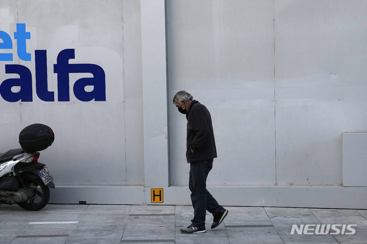 [니코시아=AP/뉴시스] 24일(현지시간) 키프로스 수도 니코시아에서 마스크를 쓴 한 남성이 거리를 걷고 있다. 키프로스 보건장관은 다음 달부터 코로나19 백신 접종 7개월이 지나 부스터 샷을 맞지 않은 사람은 쇼핑몰, 식당, 슈퍼마켓 등 실내 출입이 금지된다고 밝혔다. 2021.11.25.