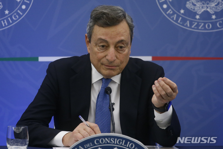 [로마(이탈리아)=AP/뉴시스] 마리오 드라기 이탈리아 총리가 지난해 11월 24일(현지시간) 수도 로마에서 기자회견 하고 있다. 2022.01.06.