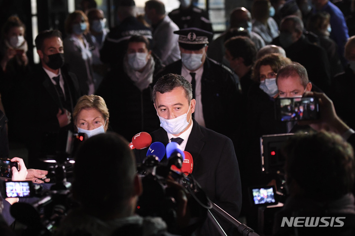 [칼레=AP/뉴시스] 제랄드 다르마냉 프랑스 내무장관은 24일(현지시간) 프랑스 북부 칼레항에서 난민 선박 침몰 사고에 관해 기자회견 하고 있다. 이날 영불 해협을 건너 프랑스에서 영국으로 밀항하려던 소형 보트가 칼레항 인근 수역에서 침몰해 27명이 숨졌다. 다르마냉 장관은 이 사고를 "난민이 관련된 최악의 비극"이라고 말했다. 2021.11.25.