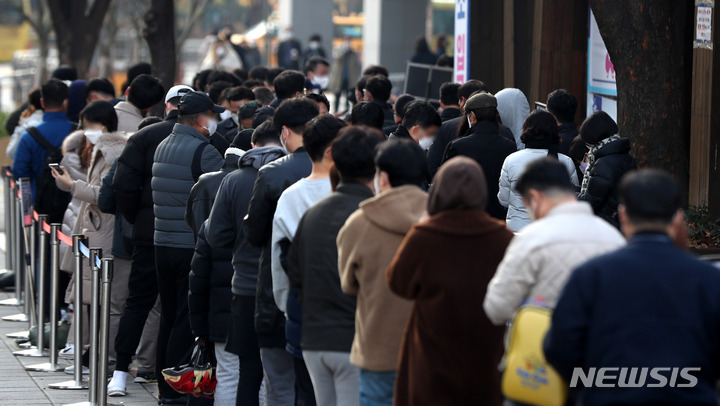 [서울=뉴시스] 추상철 기자 = 25일 오전 서울 송파구보건소 선별진료소에서 시민들이 코로나19 검사를 받기 위해 길게 줄 서 있다. 2021.11.25. scchoo@newsis.com