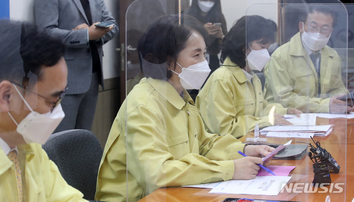 [서울=뉴시스] 김명원 기자 = 유은혜 사회부총리 겸 교육부 장관이 25일 오전 서울 종로구 정부서울청사에서 열린 코로나19 전문가 자문회의에 참석해 인사말을 하고 있다. 2021.11.25. kmx1105@newsis.com