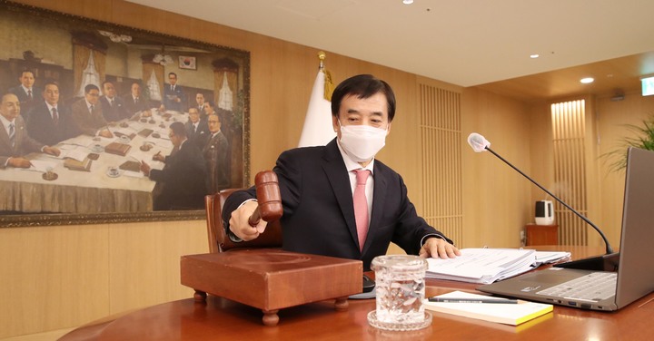 [서울=뉴시스] 이주열 한국은행 총재가 25일 오전 서울 중구 한국은행에서 열린 금융통화위원회 본회의를 주재하며 의사봉을 두드리고 있다. (사진=한국은행 제공) 2021.11.25. photo@newsis.com *재판매 및 DB 금지