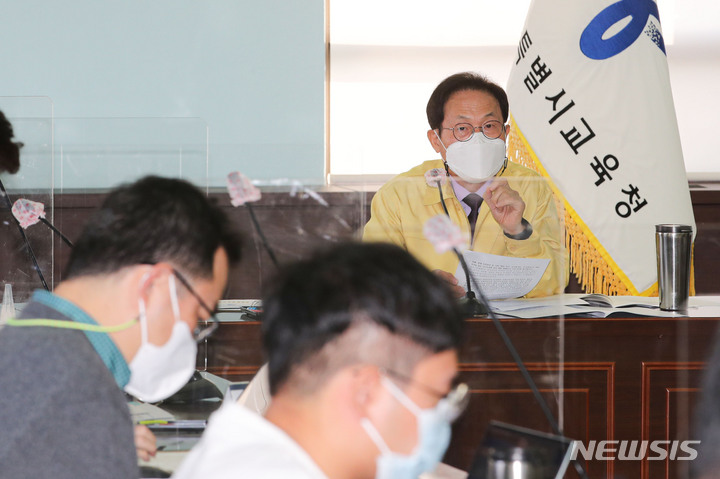 [서울=뉴시스] 권창회 기자 = 조희연 서울시 교육감이 25일 오전 서울 종로구 서울시교육청에서 출입기자단 간담회를 하고 있다. 2021.11.25. kch0523@newsis.com