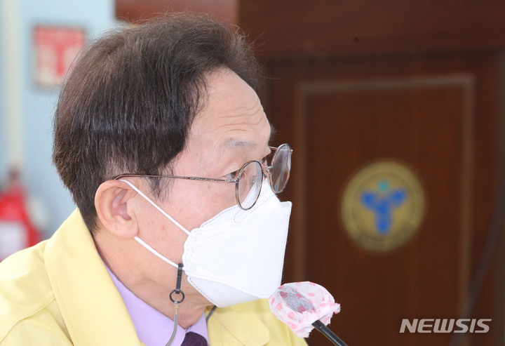 [서울=뉴시스] 권창회 기자 = 조희연 서울시 교육감이 25일 오전 서울 종로구 서울시교육청에서 출입기자단 간담회를 하고 있다. 2021.11.25. kch0523@newsis.com