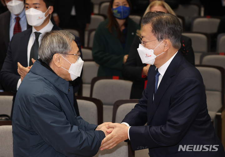 [서울=뉴시스] 전진환 기자 = 문재인 대통령이 25일 서울 중구 명동성당 꼬스트홀에서 열린 국가인권위원회 설립 20주년 기념식에 참석, 함세웅 신부와 인사하고 있다. 2021.11.25. amin2@newsis.com