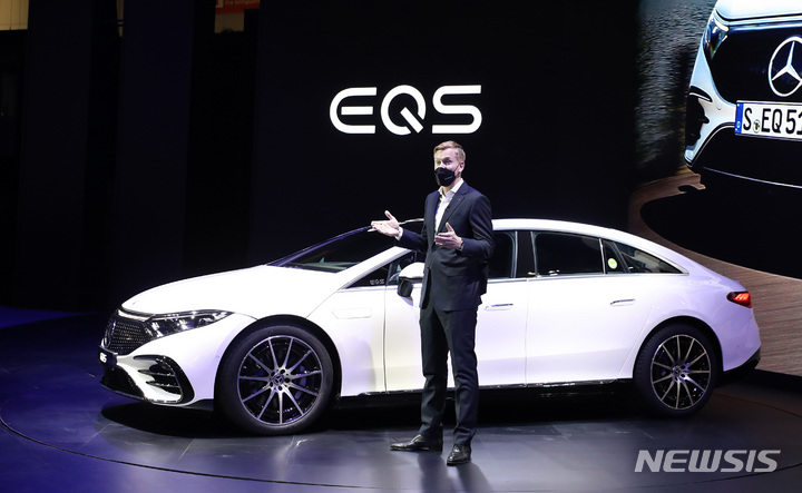 [고양=뉴시스] 이영환 기자 = 요하네스 슌 메르세데스-벤츠 코리아 제품&마케팅 부문 총괄 부사장이 25일 오전 고양시 킨텍스 제2전시관에서 열린 2021 서울모빌리티쇼 프레스데이에서 벤츠 EQS를 소개고 있다. 2021.11.25. 20hwan@newsis.com