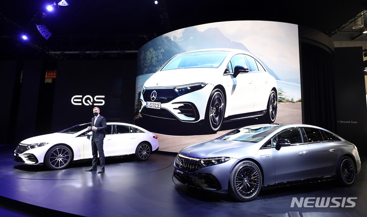 [고양=뉴시스] 이영환 기자 = 요하네스 슌 메르세데스-벤츠 코리아 제품&마케팅 부문 총괄 부사장이 25일 오전 고양시 킨텍스 제2전시관에서 열린 2021 서울모빌리티쇼 프레스데이에서 벤츠 EQS와 EQS 53 AMG를 소개하고 있다. 2021.11.25. 20hwan@newsis.com
