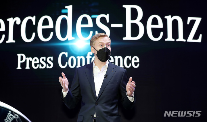 [고양=뉴시스] 이영환 기자 = 요하네스 슌 메르세데스-벤츠 코리아 제품&마케팅 부문 총괄 부사장이 25일 오전 고양시 킨텍스 제2전시관에서 열린 2021 서울모빌리티쇼 프레스데이에서 벤츠 EQS와 EQS 53 AMG를 소개하고 있다. 2021.11.25. 20hwan@newsis.com