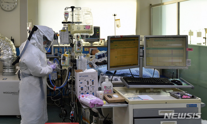 [대구=뉴시스] 이무열 기자 = 코로나19 신규 확진자가 3938명을 기록한 25일 오전 코로나19 중증환자들이 입원 중인 대구 중구 경북대학교병원 집중치료실에서 간호사들이 환자를 돌보고 있다. 2021.11.25. lmy@newsis.com