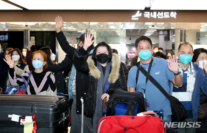 [제주=뉴시스] 우장호 기자 = 25일 오전 제주국제공항 1층 국제선 도착장에 코로나19 확산 이후 첫 해외 단체관광객들이 들어서고 있다. 싱가포르 관광객 및 관계자 20명으로 구성된 단체여행단은 4박5일 일정으로 천지연 폭포와 용두암, 성산일출봉 등 도내 주요 관광지를 둘러보게 된다. 2021.11.25. woo1223@newsis.com