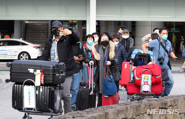 [제주=뉴시스] 우장호 기자 = 25일 오전 제주국제공항 1층 국제선 도착장에 코로나19 확산 이후 첫 해외 단체관광객들이 들어서고 있다. 싱가포르 관광객 및 관계자 20명으로 구성된 단체여행단은 4박5일 일정으로 천지연 폭포와 용두암, 성산일출봉 등 도내 주요 관광지를 둘러보게 된다. 2021.11.25. woo1223@newsis.com