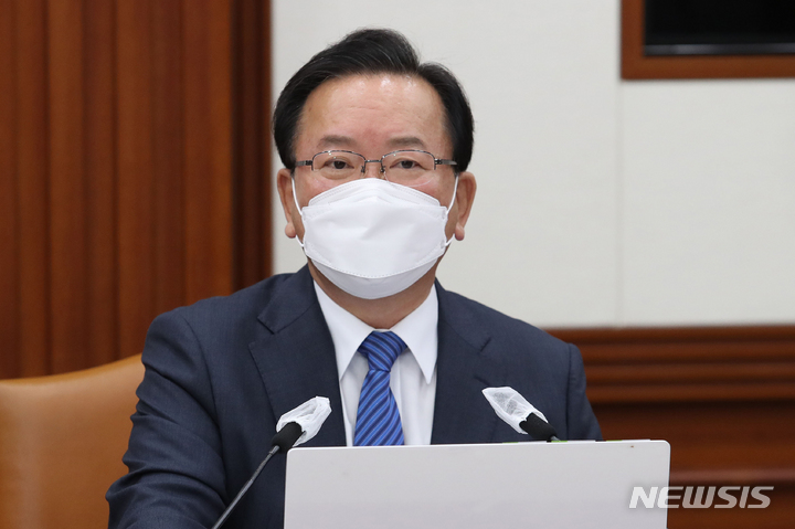 [서울=뉴시스] 김명원 기자 = 김부겸 국무총리가 25일 오전 서울 종로구 정부서울청사에서 열린 국정현안점검조정회의에 참석해 발언하고 있다. (공동취재사진) 2021.11.25. photo@newsis.com