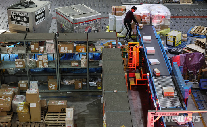[인천공항=뉴시스] 박미소 기자 = 인천 중구 인천본부세관 특송물류센터에 국내 소비자들이 해외직구로 구입한 물품들이 국내에 도착하고 있다. (공동취재사진) 2023.02.12. photo@newsis.com