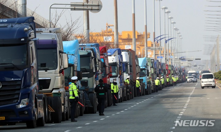 [부산=뉴시스] 하경민 기자 = 민주노총 공공운수노조 화물연대본부가 5년 만에 총파업에 돌입한 25일 오전 부산 강서구 부산신항 삼거리에서 화물연대 부산지부 조합원 1000여 명이 파업 출정식을 갖고 있는 가운데 인근 도로에 운행을 멈춘 대형 화물차가 줄지어 서 있다. 화물연대는 오는 27일까지 사흘 동안 총파업을 벌이며, 부산에서도 조합원 1000여명, 화물차량 700여 대가 운행을 멈추고 파업에 동참한다고 밝혔다. 2021.11.25. yulnetphoto@newsis.com