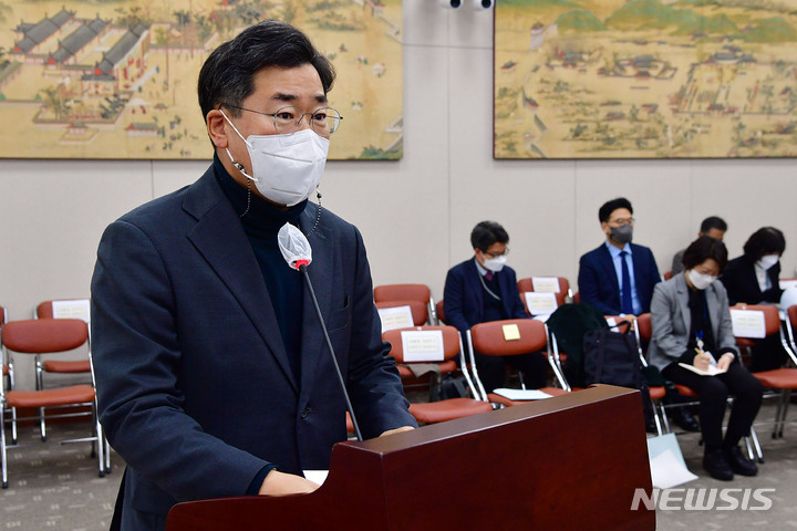 [서울=뉴시스] 최진석 기자 = 25일 국회에서 열린 교육위원회 전체회의에서 법안심사 소위원장을 맡고 있는 박찬대 민주당 간사가 법안심사 결과보고를 하고 있다. (공동취재사진) 2021.11.25. photo@newsis.com