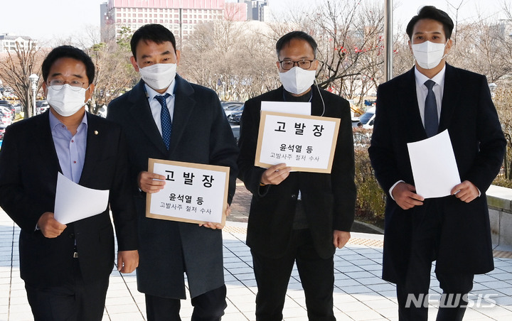 [서울=뉴시스] 국회사진기자단 = 더불어민주당 민병덕, 김용민, 박주민, 전용기 의원이 지난 25일 경기 정부과천청사에서 '윤석열 검찰 고발사주 의혹'과 관련해 고위공직자범죄수사처(공수처)에 고발장 접수 및 항의방문을 하고 있다. 2021.11.25. photo@newsis.com