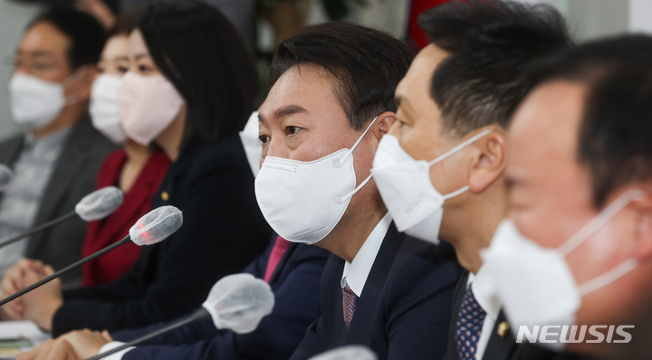 [서울=뉴시스] 최진석 기자 = 윤석열 국민의힘 대선 후보가 25일 오전 서울 여의도 국회에서 열린 최고위원회의에서 선거대책위원회 인선 관련 발언을 하고 있다. (공동취재사진) 2021.11.25. photo@newsis.com