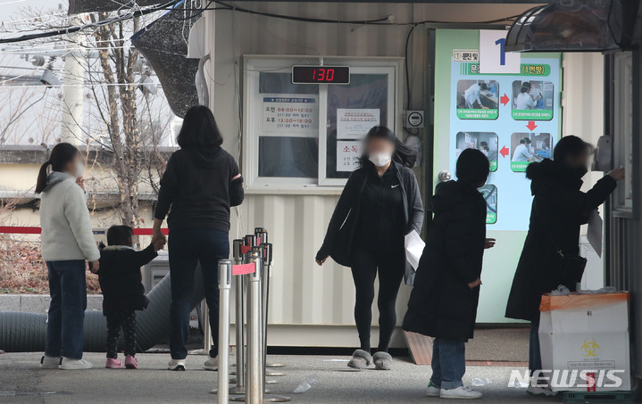[서울=뉴시스] 권창회 기자 = 코로나19 신규 확진자가 3,938명으로 집계된 25일 오후 서울 은평구 서울시립서북병원 선별진료소에서 아이들이 검사를 받기 위해 대기하고 있다. 2021.11.25. kch0523@newsis.com