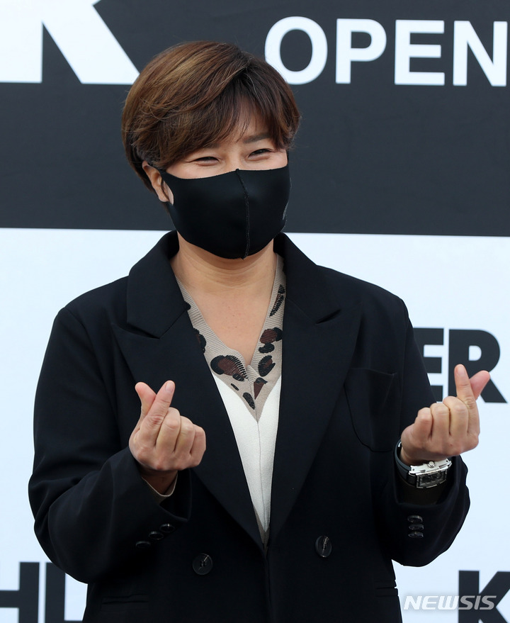 [성남=뉴시스] 추상철 기자 = 박세리 골프 국가대표팀 감독이 25일 오후 경기 성남시 분당구 판교 콜러 시그니쳐 쇼룸에서 열린 오픈 기념행사를 찾아 박선영 콜러 세일즈 마케팅부 총괄이사로 부터 쇼룸에 대한 설명을 듣고 있다. 2021.11.25. scchoo@newsis.com