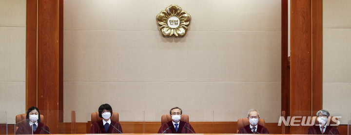 [서울=뉴시스] 정병혁 기자 = 유남석 헌법재판소장을 비롯한 헌법재판관들이 25일 오후 서울 종로구 헌법재판소에서 헌법소원심판 사건 선고를 위해 자리에 앉아 있다. 2021.11.25. jhope@newsis.com