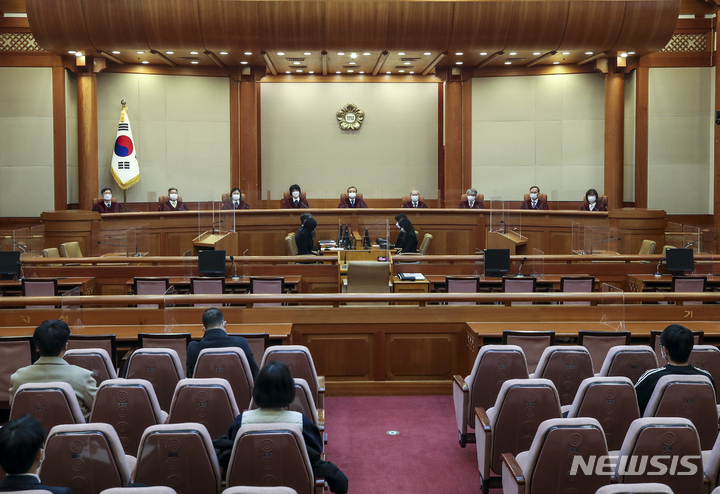[서울=뉴시스] 정병혁 기자 = 유남석 헌법재판소장을 비롯한 헌법재판관들이 25일 오후 서울 종로구 헌법재판소에서 헌법소원심판 사건 선고를 열기위해 자리에 앉아 있다. 2021.11.25. jhope@newsis.com