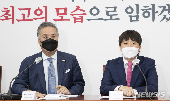 [서울=뉴시스] 최동준 기자 =&nbsp; 이준석 국민의힘 대표가 25일 서울 여의도 국회에서 마크 타카노 미국 하원의원을 비롯한 연방하원의원 방한단을 접견하고 있다. (공동취재사진) 2021.11.25. photo@newsis.com