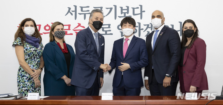 [서울=뉴시스] 최동준 기자 =&nbsp; 이준석 국민의힘 대표가 25일 서울 여의도 국회에서 마크 타카노 미국 하원의원을 비롯한 연방하원의원 방한단을 접견하고 있다. (공동취재사진) 2021.11.25. photo@newsis.com