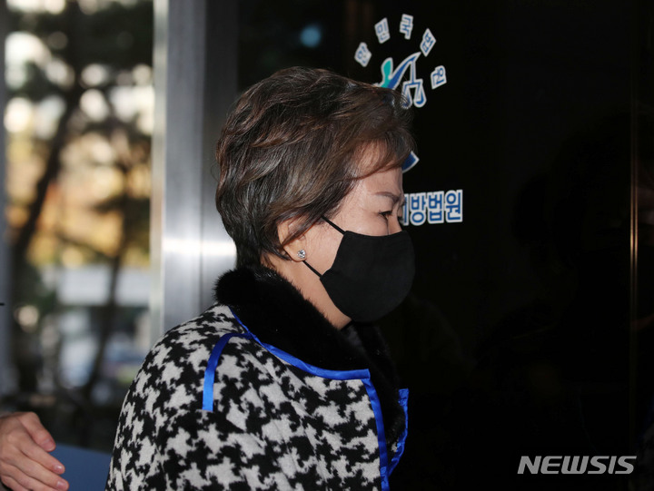[서울=뉴시스] 박미소 기자 = 목포시 도시재생사업 자료를 받고 관련 부동산에 투기한 혐의로 재판에 넘겨진 손혜원 전 국회의원이 항소심 선고공판에 출석하기 위해 지난해 11월25일 오후 서울 양천구 서울남부지방법원으로 들어서고 있다. 2021.11.25. misocamera@newsis.com