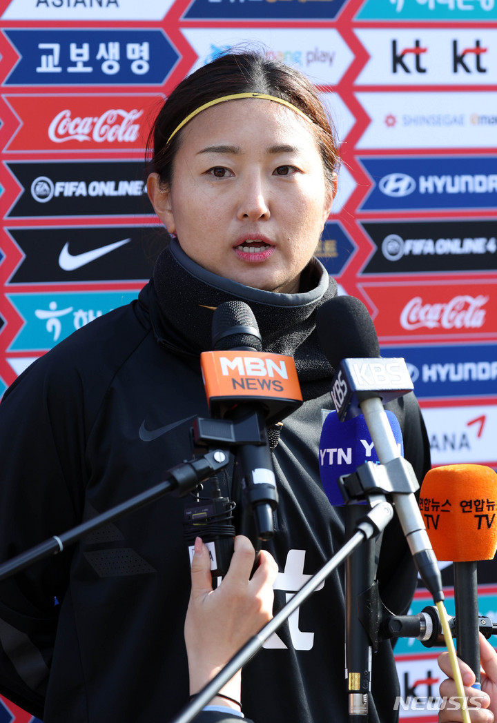 [파주=뉴시스] 고범준 기자 = 한국 여자 축구대표팀 조소현이 2022 아시아축구연맹(AFC) 여자 아시안컵 본선 대비 뉴질랜드와 평가전을 앞두고 25일 오전 경기도 파주 국가대표트레이닝센터(NFC)에서 훈련을 마치고 인터뷰 하고 있다. 콜린 벨 감독이 이끄는 한국 여자축구대표팀은 오는 27일(토요일) 오후 2시, 30일(화요일) 오후 7시 두 차례 고양종합운동장에서 뉴질랜드와 친선경기를 치른다. 2021.11.25. bjko@newsis.com
