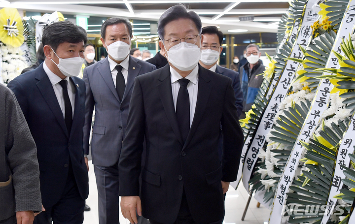 [광주=뉴시스] 류형근 기자 = 이재명 더불어민주당 대선후보가 25일 오후 광주 북구 구호전장례식장에 마련된 故 이광영 5·18유공자 빈소를 조문하고 있다. 2021.11.25. hgryu77@newsis.com