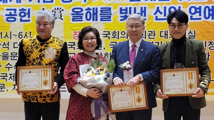 한지일(맨왼쪽)