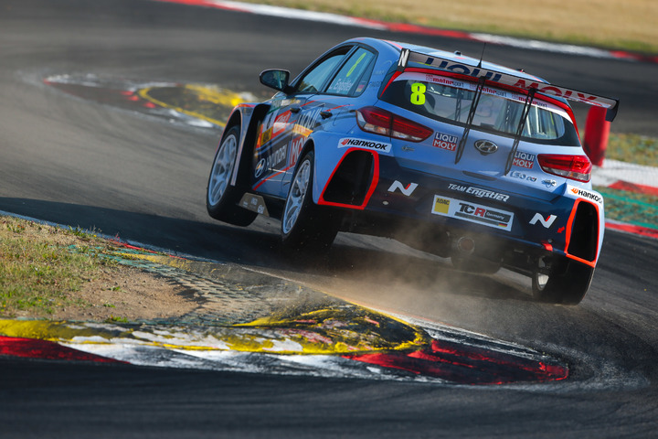 [서울=뉴시스] TCR 시리즈 독일 대회 2016년 시즌부터 2018년까지 공급할 당시의 차량에 장착된 한국타이어 (사진=한국타이어 제공) *재판매 및 DB 금지