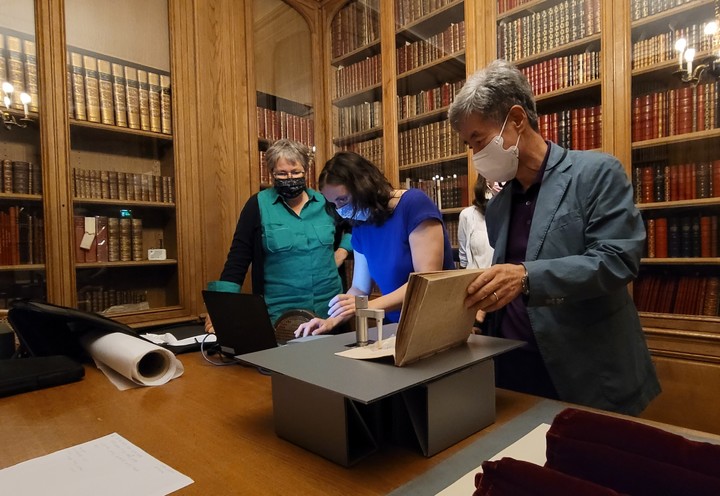 [청주=뉴시스] 충북 청주고인쇄박물관 등 국내 연구진이 지난 9월 프랑스국립도서관에서 직지 원본을 분석하고 있다. (사진=청주시 제공) 2021.11.26. photo@newsis.com *재판매 및 DB 금지