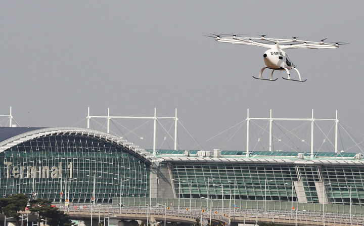 [인천공항=뉴시스] 홍찬선 기자 = 인천공항공사는 지난 16일 인천공항에서 K-UAM 공항 실증행사를 개최했다고 27일 밝혔다. 이날 실증행사에서 UAM 기체가 인천공항 주변을 운행하고 있다. (사진=인천공항공사 제공) 2021.11.27. photo@newsis.com  *재판매 및 DB 금지