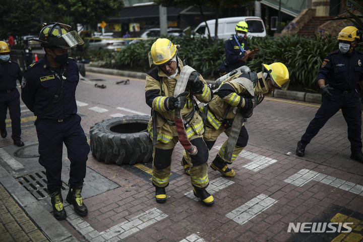 [보고타=AP/뉴시스]2021년 11월25일 세계 여성폭력 추방의 날을 맞아 콜롬비아 보고타에서 남녀 소방관이 양성 평등의식 고취를 위해 함께 장애물 코스를 통과하고 있다. 146개 조사 대상 국가들 가운데 한국이 105위(2022년 99위에서 하락), 중국 107위(102위에서 하락), 일본 125위(116위에서 하락)를 기록하는 등 동아시아 국가들이 세계경제포럼(WEF)이 21일 발표한 세계 남녀평등지수에서 모두 하위권에 처진 것으로 나타났다고 니혼게이자이(日本經濟)신문이 보도했다. 2023.06.21.